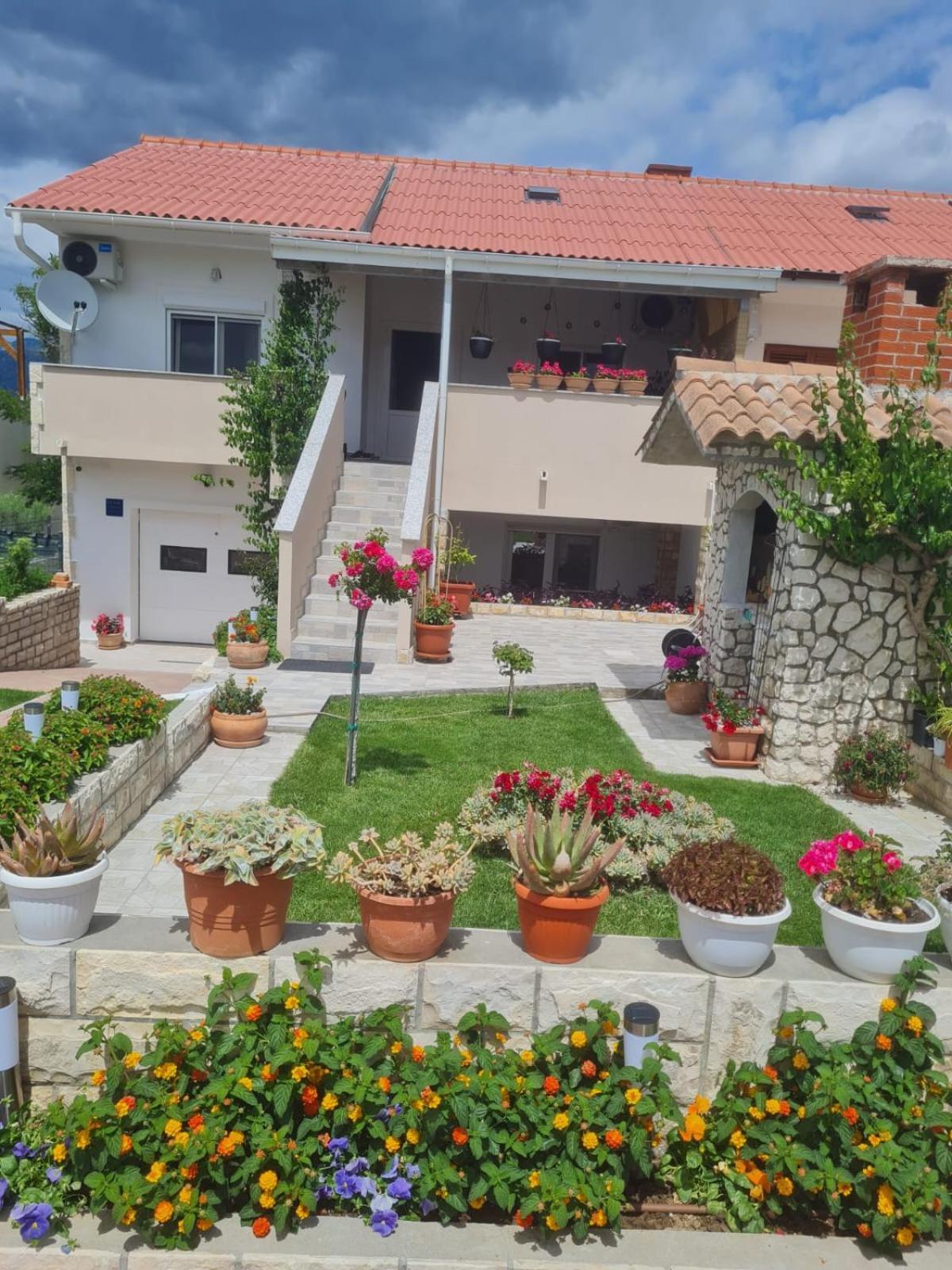 Apartman "Flower Garden" Razanac Exterior photo